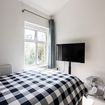 4 Bedroom House With Garden, Parking & 3 Mins Walking Distance From Train Station Londres Exterior foto