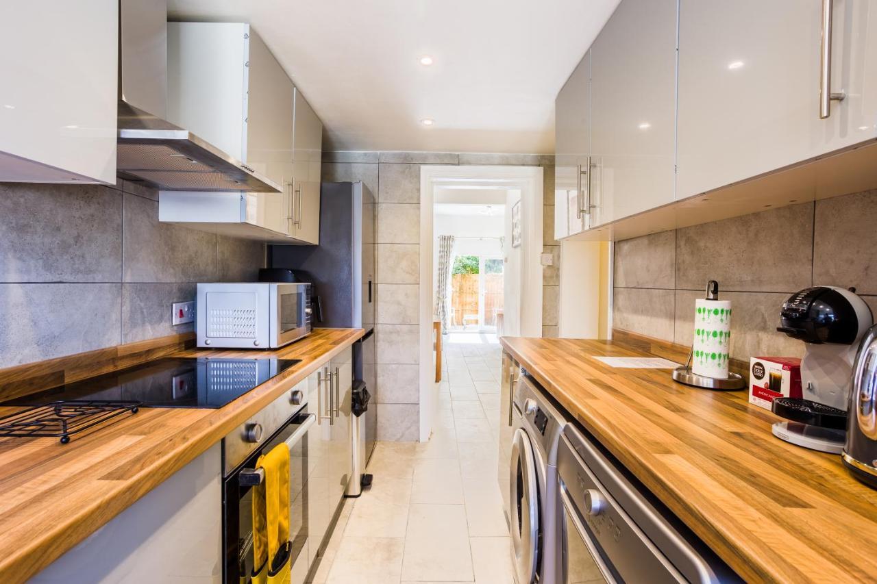 4 Bedroom House With Garden, Parking & 3 Mins Walking Distance From Train Station Londres Exterior foto