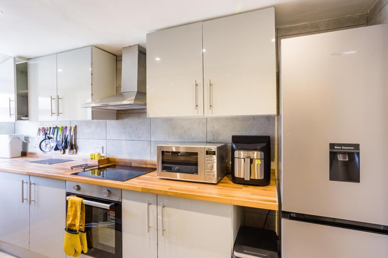 4 Bedroom House With Garden, Parking & 3 Mins Walking Distance From Train Station Londres Exterior foto