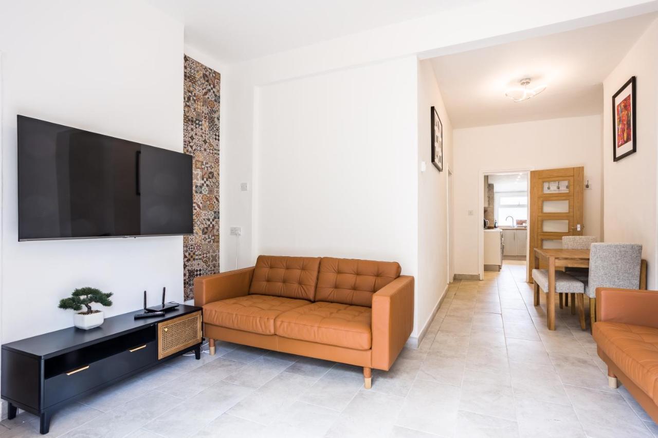 4 Bedroom House With Garden, Parking & 3 Mins Walking Distance From Train Station Londres Exterior foto