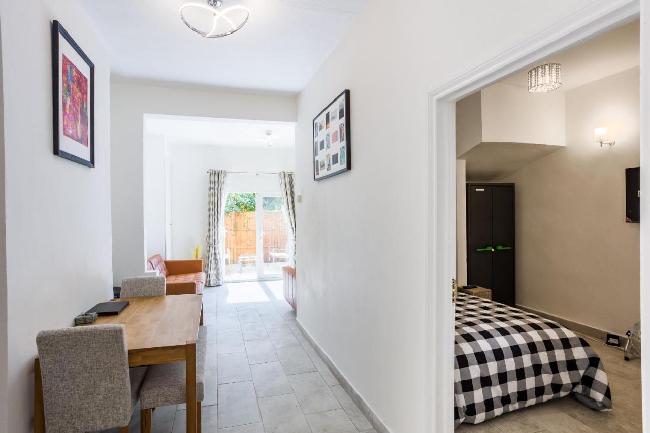 4 Bedroom House With Garden, Parking & 3 Mins Walking Distance From Train Station Londres Exterior foto
