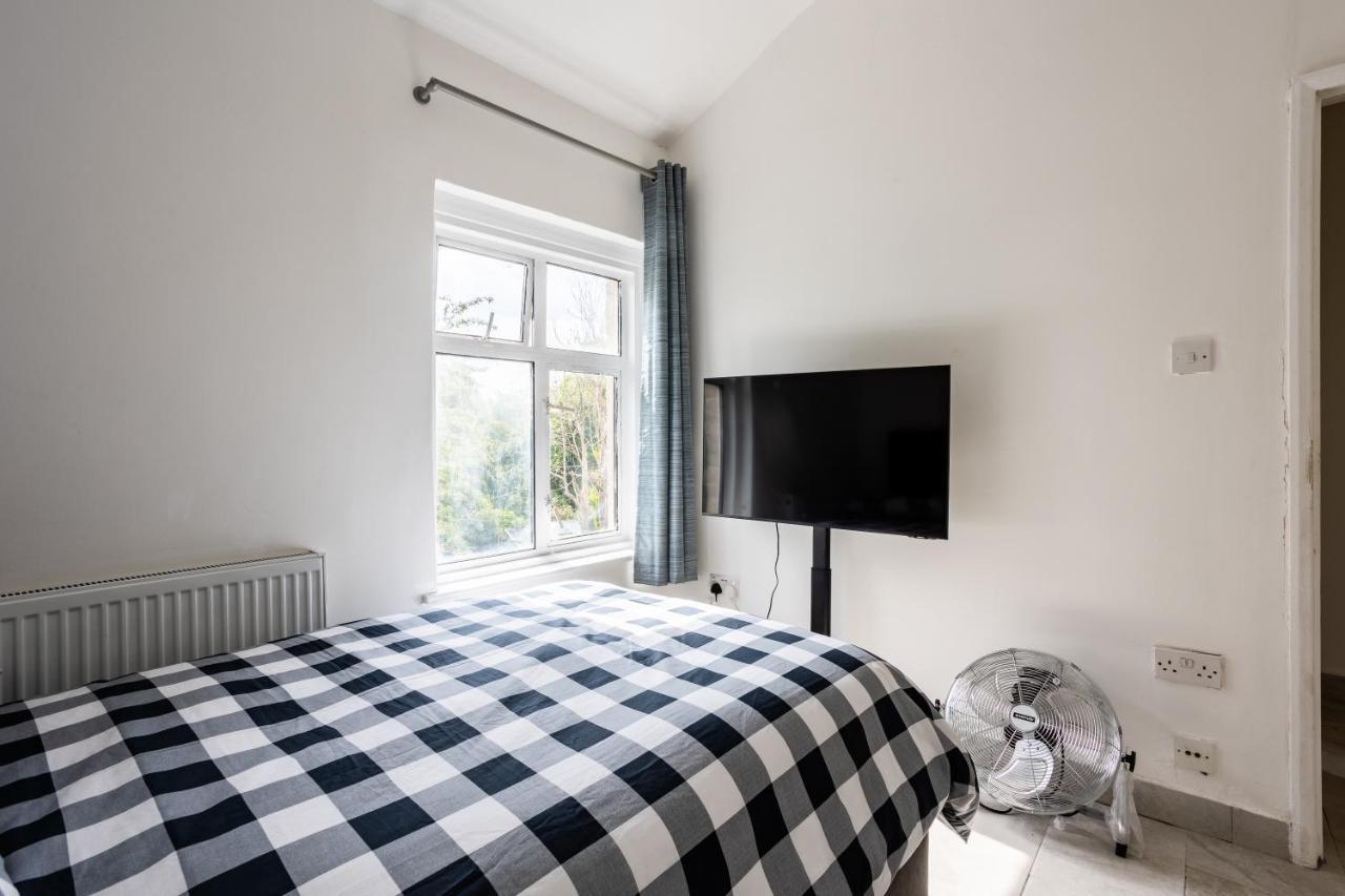 4 Bedroom House With Garden, Parking & 3 Mins Walking Distance From Train Station Londres Exterior foto