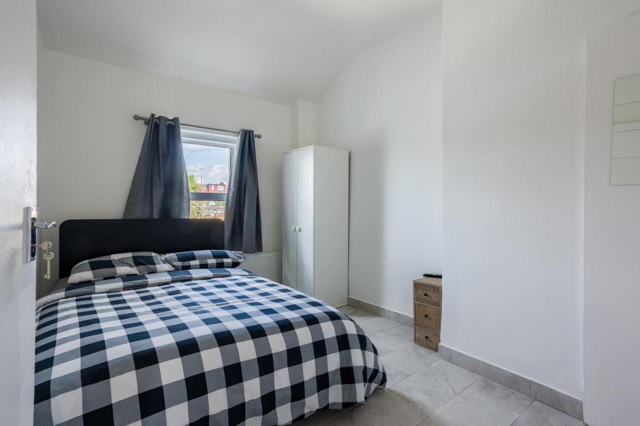 4 Bedroom House With Garden, Parking & 3 Mins Walking Distance From Train Station Londres Exterior foto