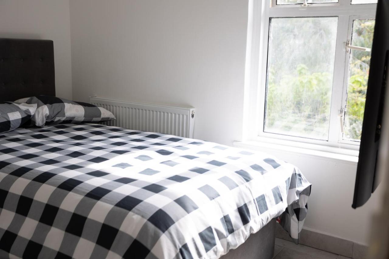 4 Bedroom House With Garden, Parking & 3 Mins Walking Distance From Train Station Londres Exterior foto