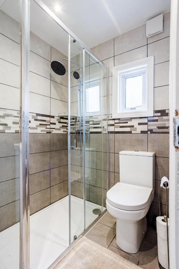 4 Bedroom House With Garden, Parking & 3 Mins Walking Distance From Train Station Londres Exterior foto