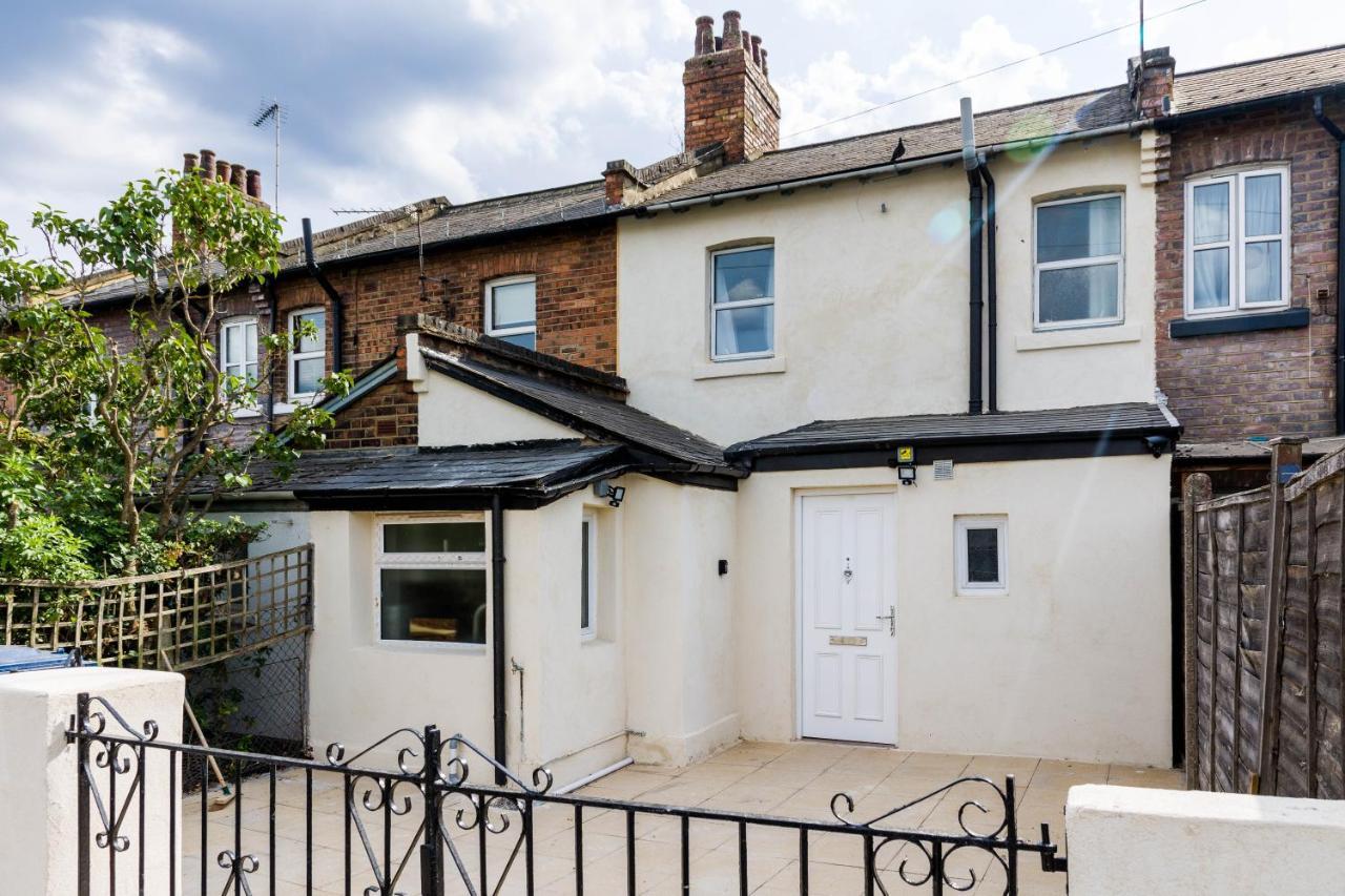 4 Bedroom House With Garden, Parking & 3 Mins Walking Distance From Train Station Londres Exterior foto