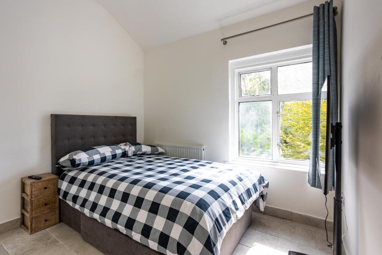 4 Bedroom House With Garden, Parking & 3 Mins Walking Distance From Train Station Londres Exterior foto