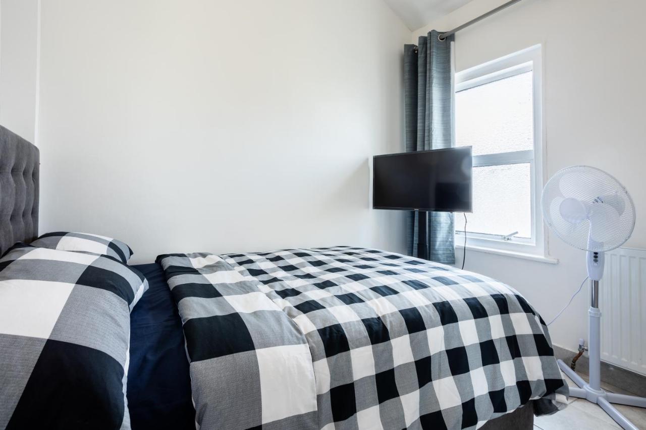 4 Bedroom House With Garden, Parking & 3 Mins Walking Distance From Train Station Londres Exterior foto