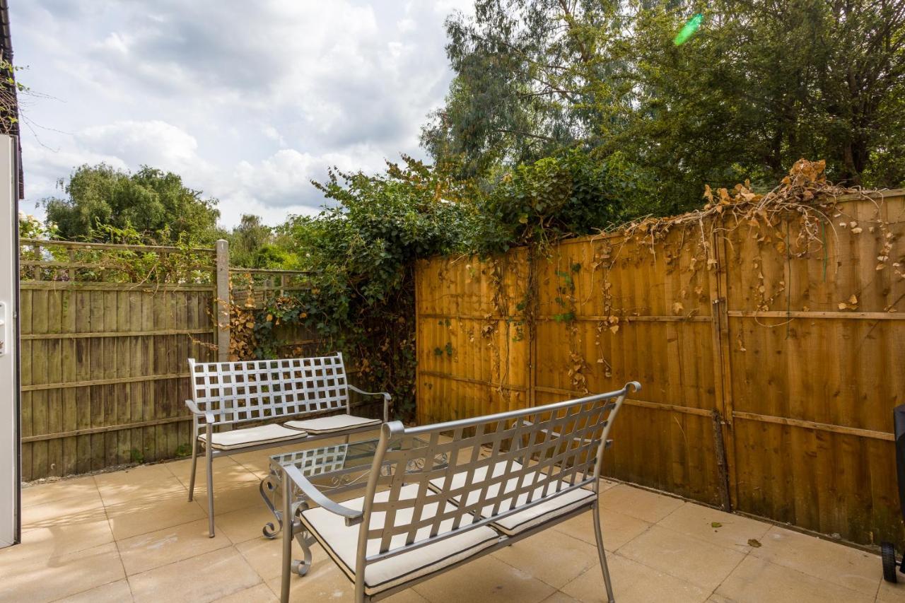 4 Bedroom House With Garden, Parking & 3 Mins Walking Distance From Train Station Londres Exterior foto