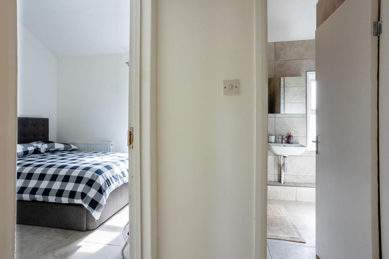 4 Bedroom House With Garden, Parking & 3 Mins Walking Distance From Train Station Londres Exterior foto
