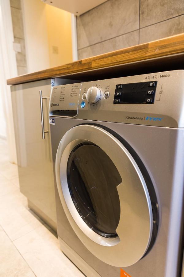 4 Bedroom House With Garden, Parking & 3 Mins Walking Distance From Train Station Londres Exterior foto