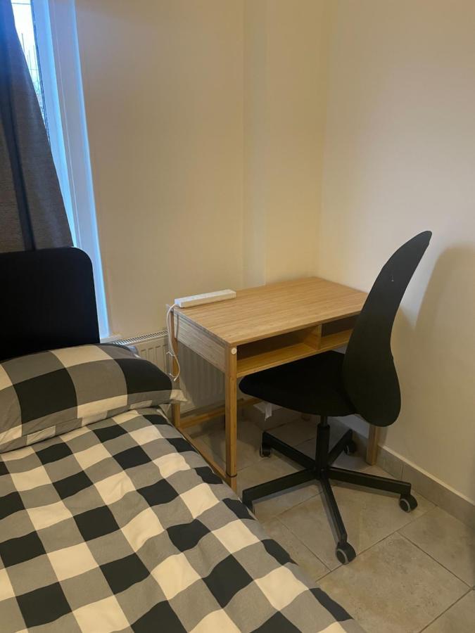 4 Bedroom House With Garden, Parking & 3 Mins Walking Distance From Train Station Londres Exterior foto