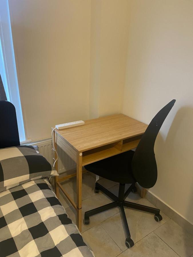 4 Bedroom House With Garden, Parking & 3 Mins Walking Distance From Train Station Londres Exterior foto